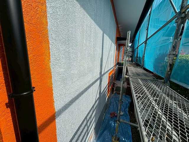 足場沿いの塗装外壁